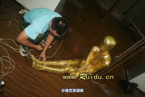锐度主张 - 20070928第35期 影片胶衣紧缚悬吊图片 第 42 张图片