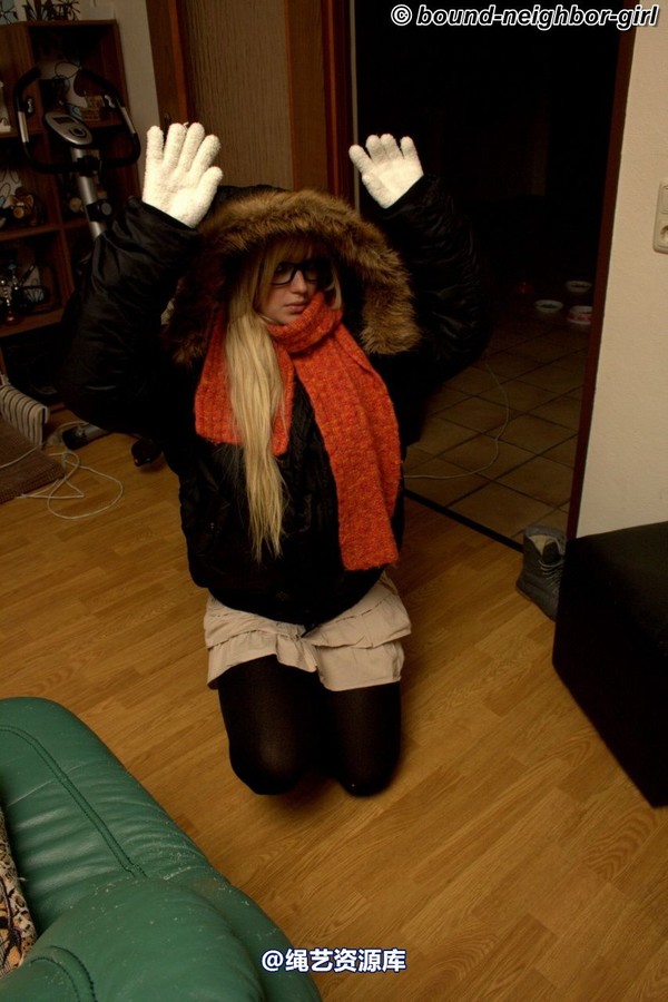 bound-neighbor-girl - Marenka - In winter jacket tied 1 第 3 张图片