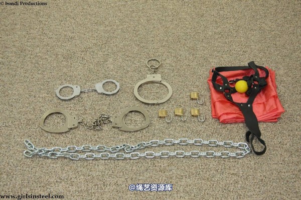 girlsinsteel - Bondage lover Kelly handcuffed 第 1 张图片