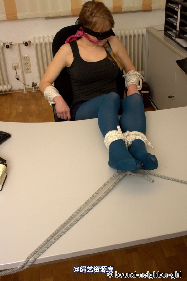 bound-neighbor-girl - Kate - Tied up at the office 2 第 13 张图片