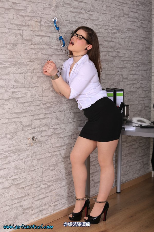 girlsinsteel - Business woman secured to the wall 第 70 张图片