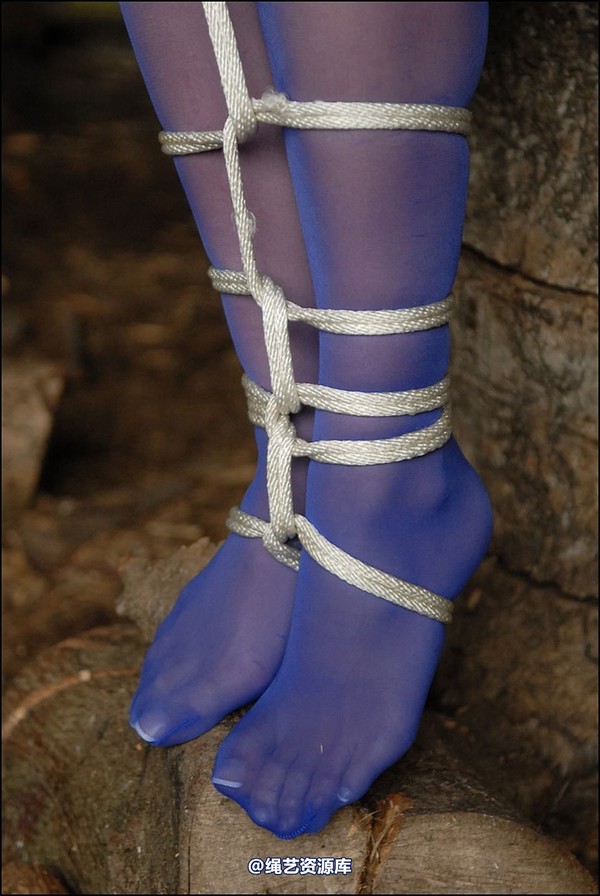 simplytied - Blue tights on old barn 第 34 张图片
