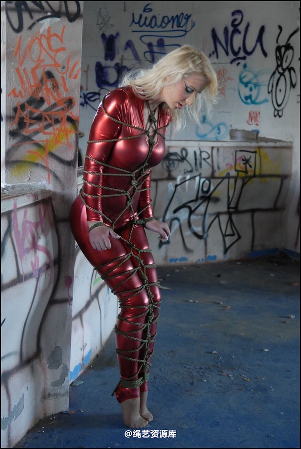 simplytied - Shiny Red on Spain 2 第 7 张图片