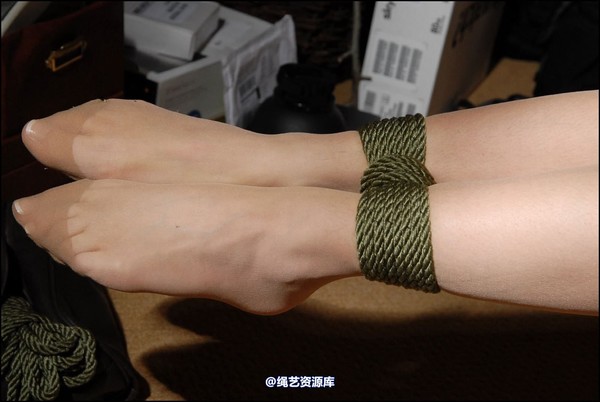 simplytied - Sophia in my junk room 第 39 张图片