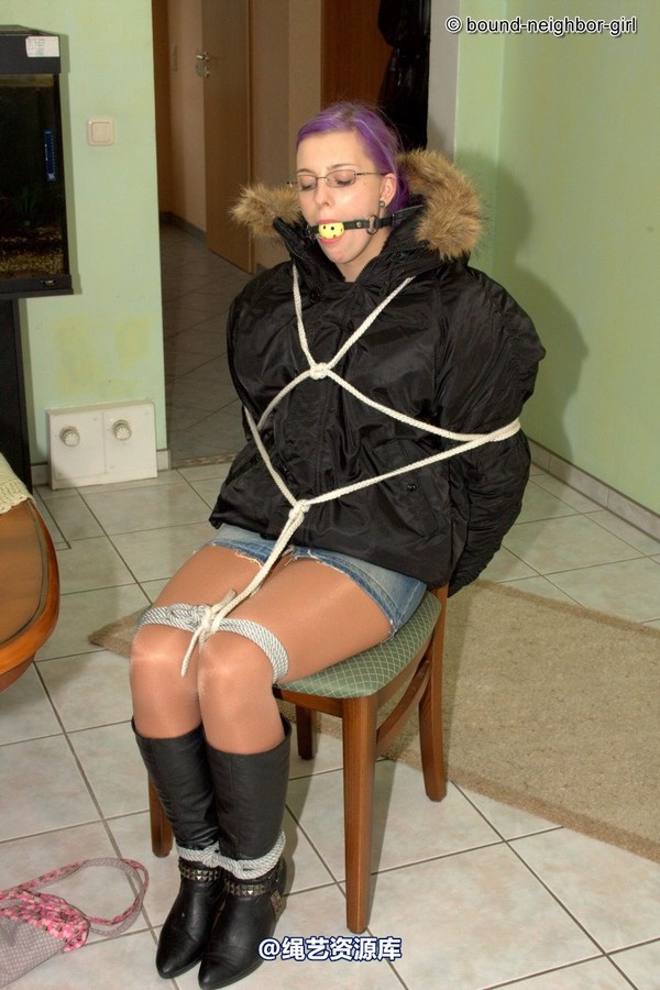 bound-neighbor-girl - Zora in winter jacket tied 1 第 17 张图片