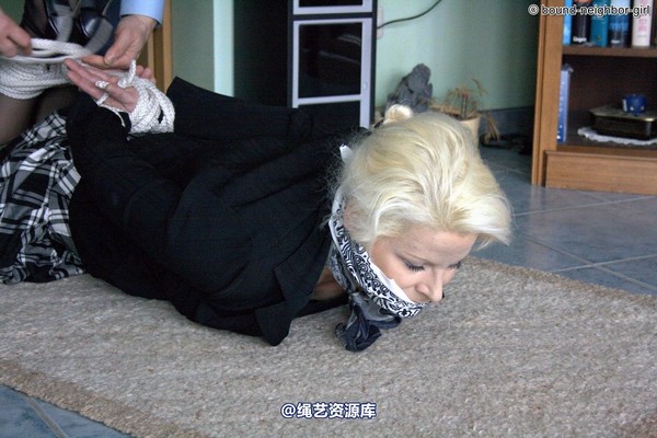 bound-neighbor-girl - Elena - robbery in the apartment 第 30 张图片