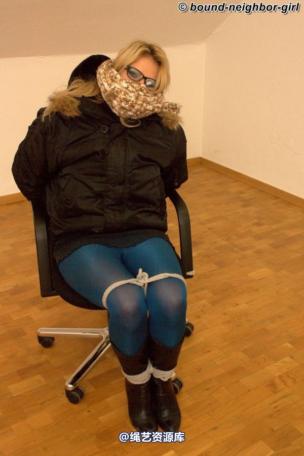 bound-neighbor-girl - Julia - Tied up in the office 1 第 26 张图片