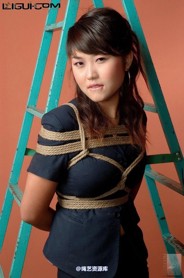 丽柜美束 - 2008-11-22 来换灯的美眉被束缚了 第 25 张图片