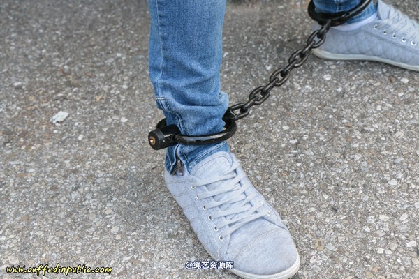 girlsinsteel - Cuffed to a heavy container 第 93 张图片