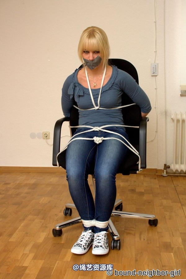 bound-neighbor-girl - Janine A - bondage games in the office 1 第 40 张图片