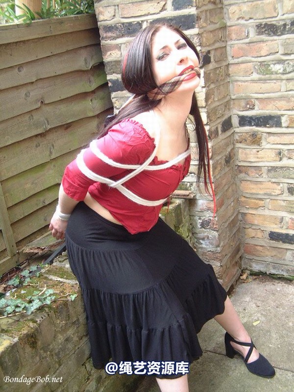 bondagebob - Lydia Tied Outdoors 第 25 张图片