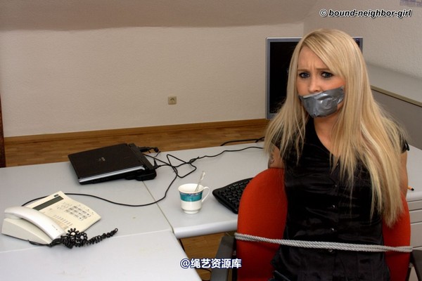bound-neighbor-girl - Vanessa - Tied up on the couch 第 14 张图片
