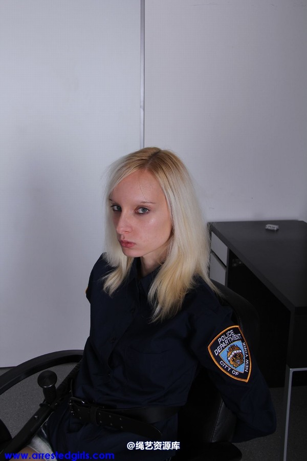 girlsinsteel - Police Officer in trouble 第 29 张图片