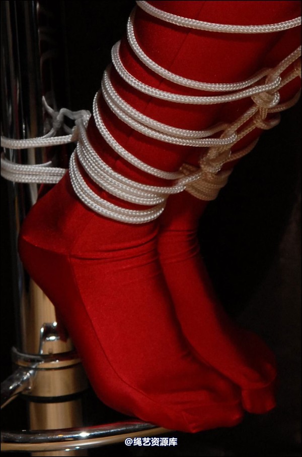 simplytied - Lou in red catsuit 第 27 张图片