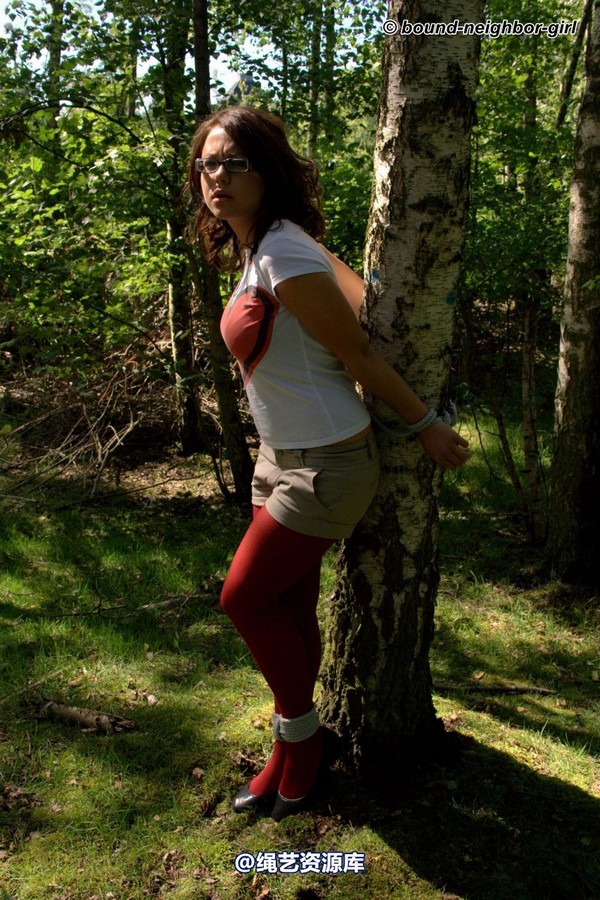 bound-neighbor-girl - Guest Helena - Tied up in the forest Part 1 第 15 张图片