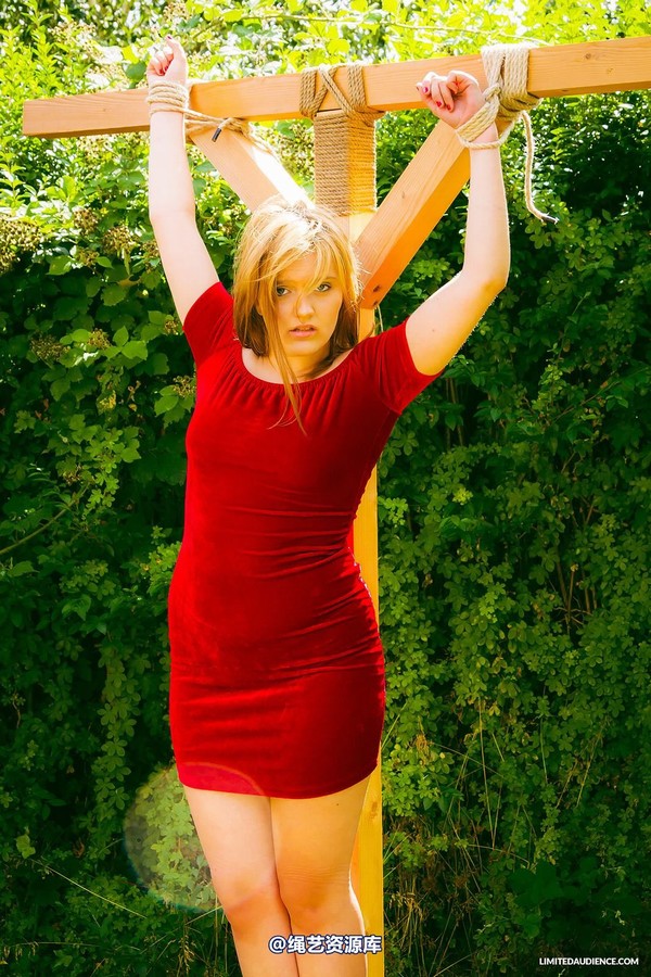 limitedaudience - 2014 bryony fuller alone on the cross 3 第 5 张图片
