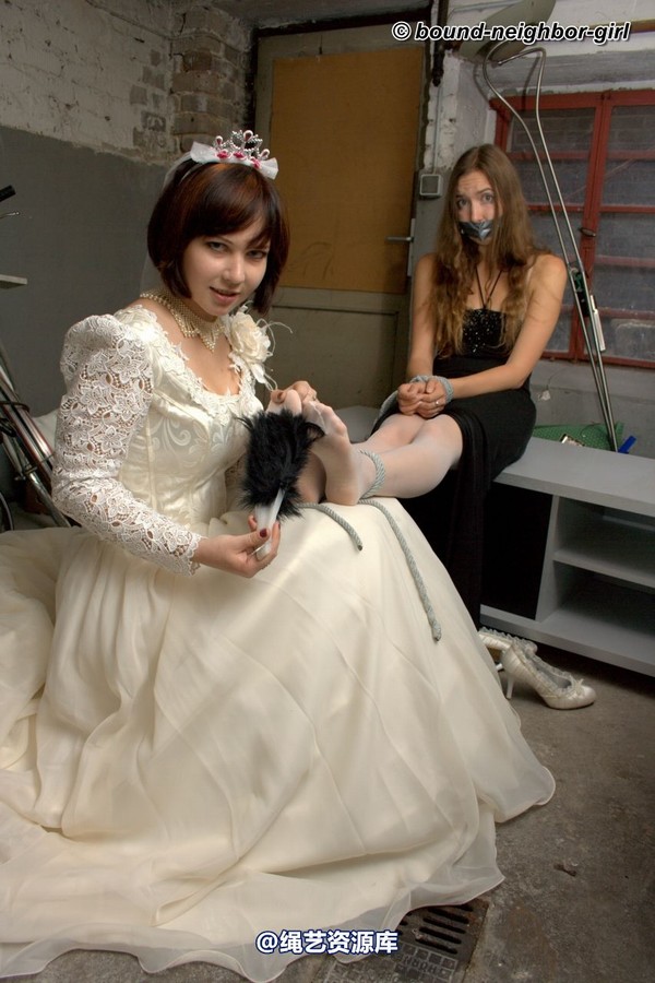 bound-neighbor-girl - Leoni and Valentina - Friend of the Bride 2 第 15 张图片