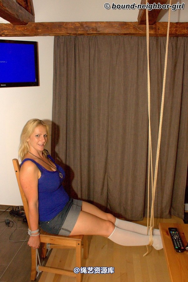 bound-neighbor-girl - Julia in the holiday house 4 第 14 张图片