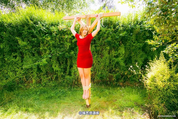 limitedaudience - 2014 bryony fuller alone on the cross 3 第 34 张图片