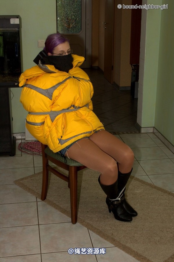 bound-neighbor-girl - Zora in winter jacket tied 2 第 7 张图片