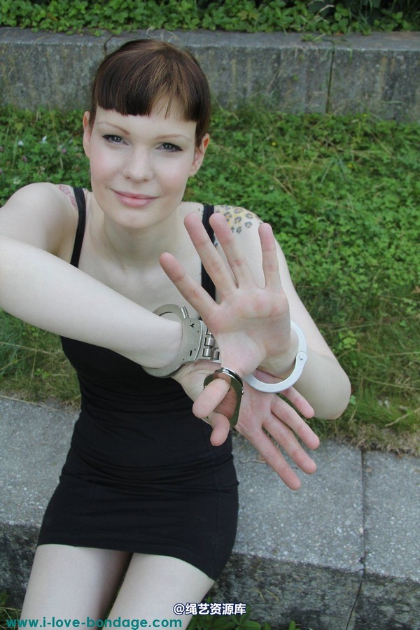 girlsinsteel - Hinged handcuffs 第 112 张图片