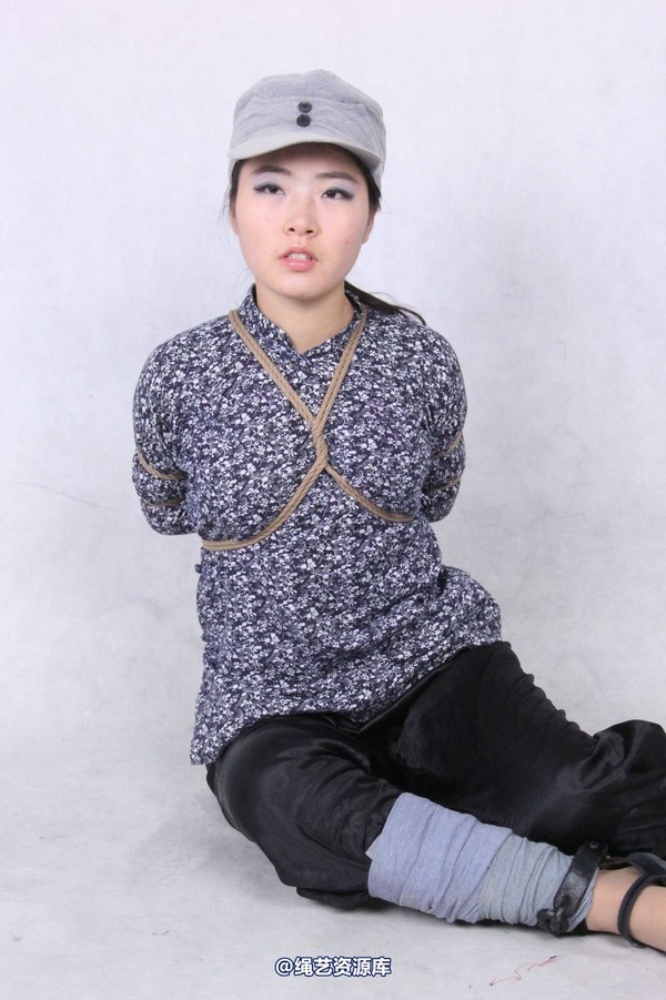 胜景山庄 - 228-女游击队被绑 第 25 张图片