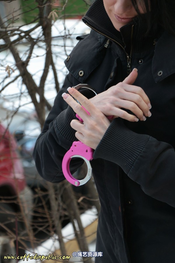 girlsinsteel - Cuffed at the parking area 第 27 张图片