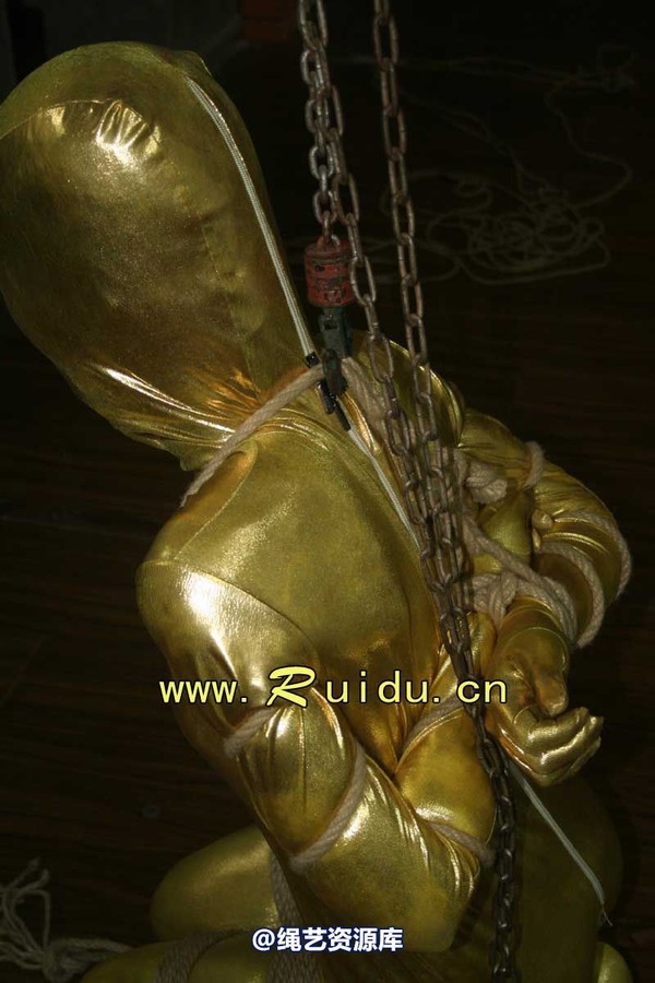 锐度主张 - 20070928第35期 影片胶衣紧缚悬吊图片 第 2 张图片
