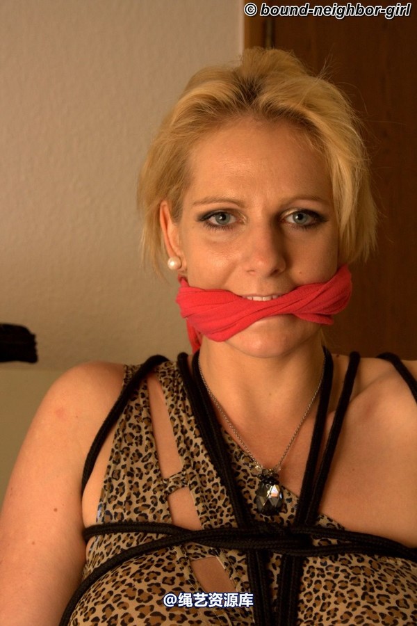 bound-neighbor-girl - Julia - Tied up in the office 2 第 38 张图片