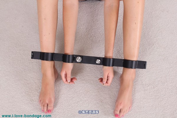girlsinsteel - Heavy steel pillory 第 32 张图片