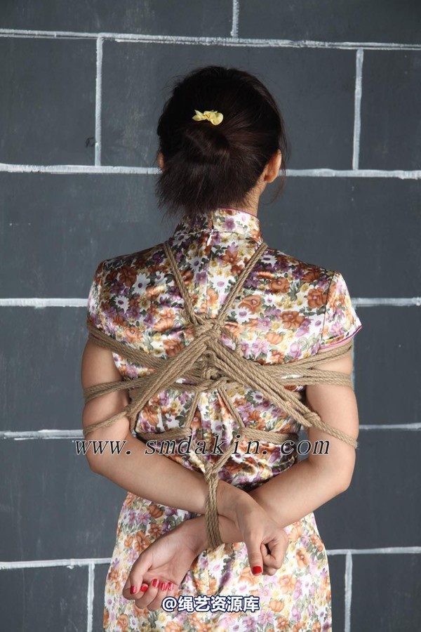 锐度主张 - 旗袍小美女绳艺美缚模特：嫒柔 第 6 张图片