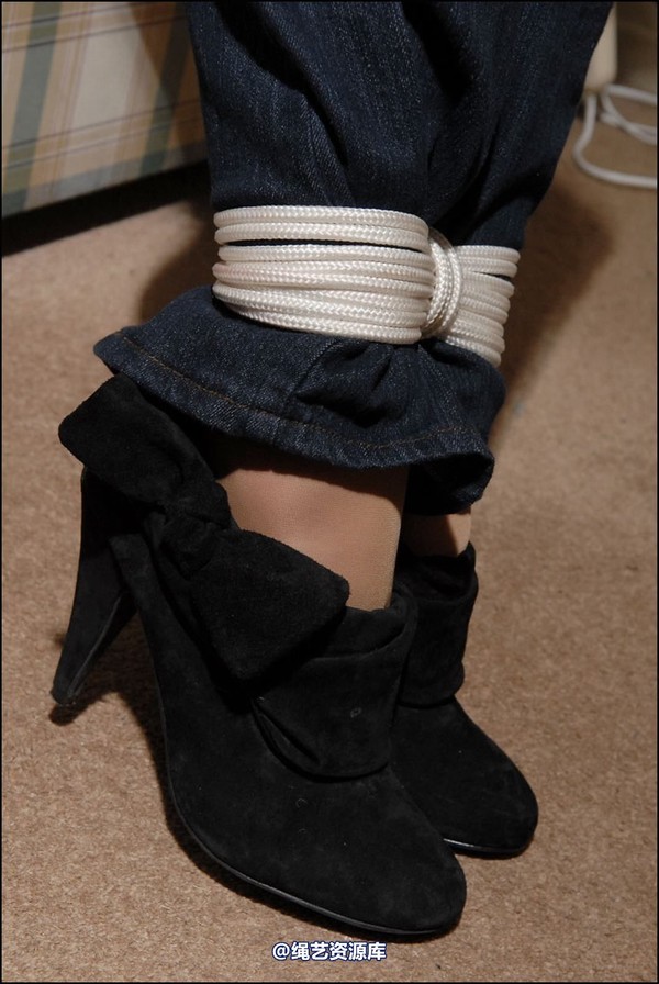 simplytied - Charlotte in jeans 第 24 张图片