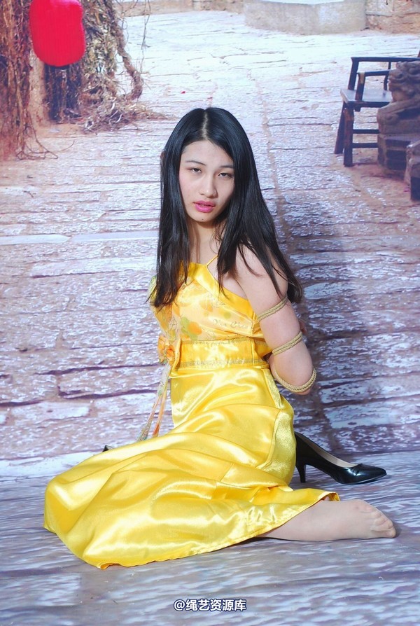 唯美之家 - 新模萧萧黄礼服 第 89 张图片