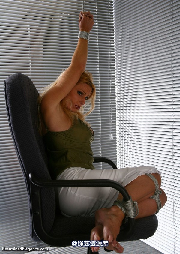 restrainedelegance - Punishing the Office Slut 第 11 张图片