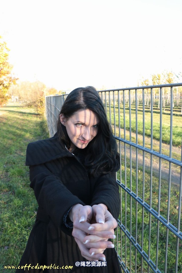 girlsinsteel - Cold day in handcuffs 第 8 张图片