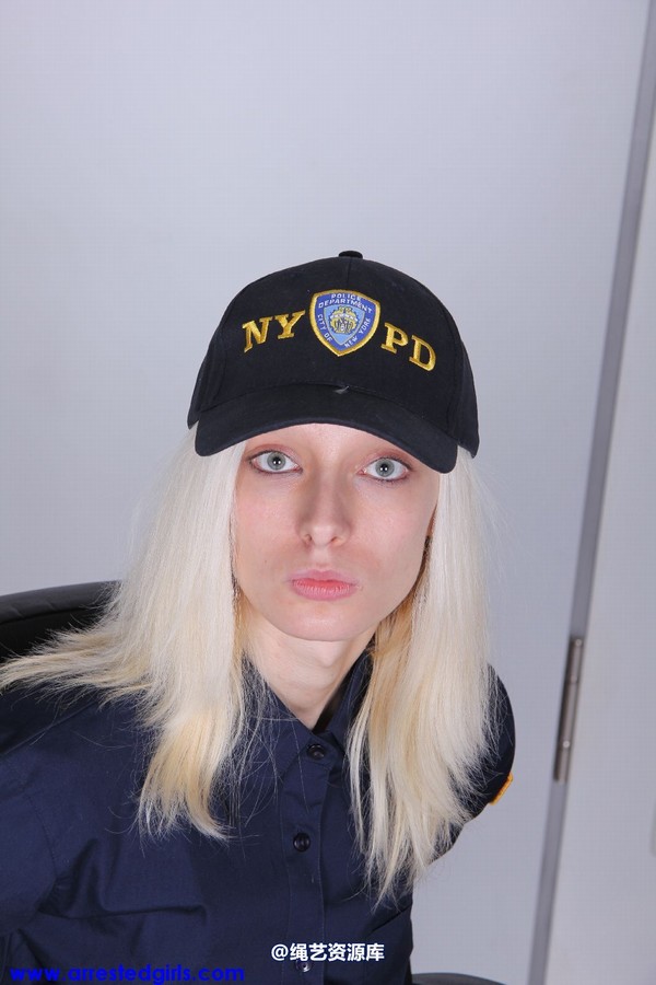 girlsinsteel - Police Officer in trouble 第 2 张图片