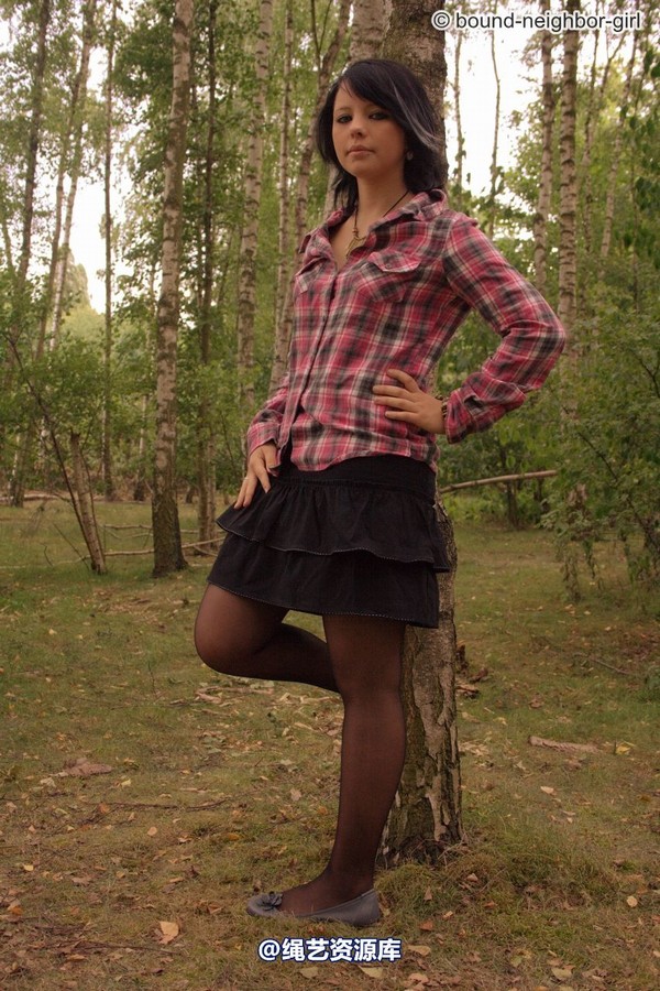 bound-neighbor-girl - Nadine - Adventure in the woods part 1 第 10 张图片
