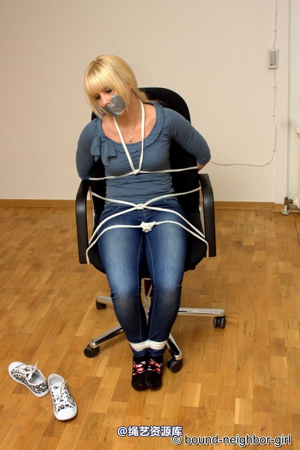 bound-neighbor-girl - Janine A - bondage games in the office 2 第 17 张图片