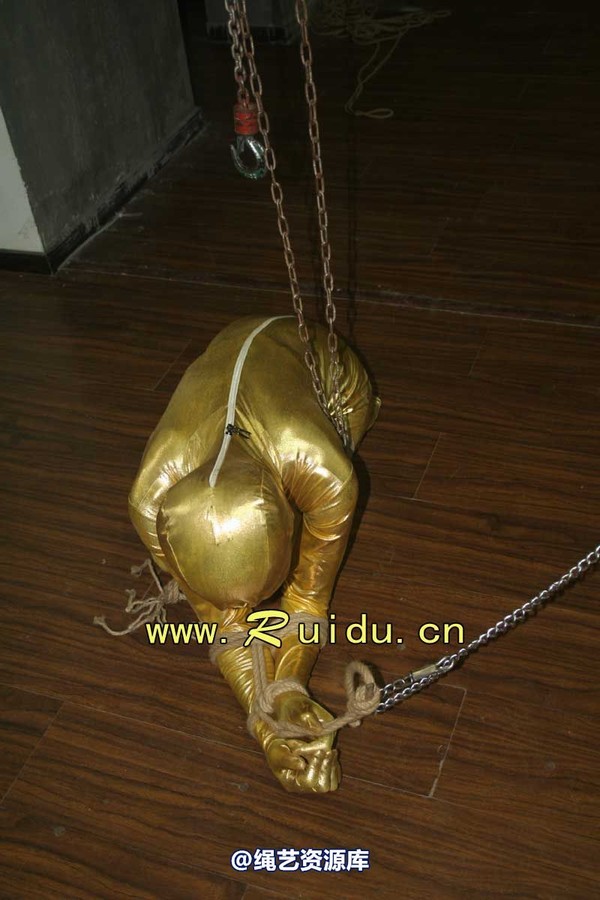 锐度主张 - 20070928第35期 影片胶衣紧缚悬吊图片 第 6 张图片