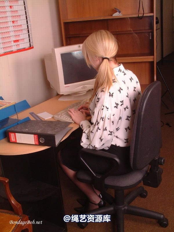 bondagebob - Missey Late at the office 第 1 张图片