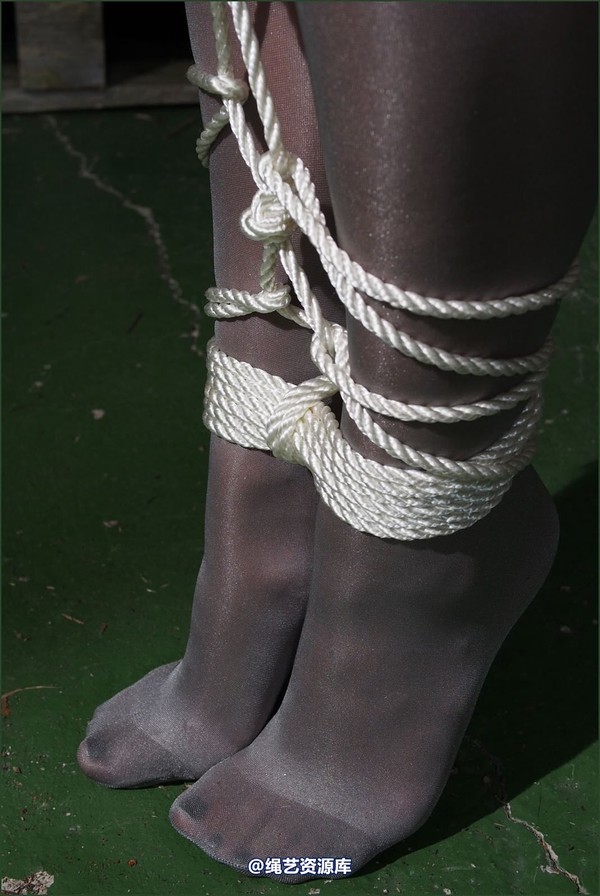 simplytied - Trisha in rope harness 第 32 张图片