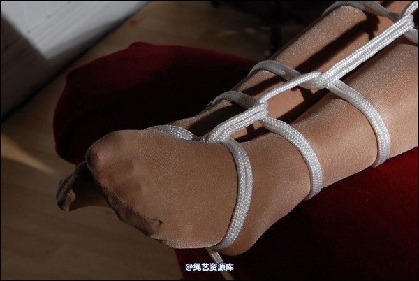 simplytied - RR gets tied to couch 第 27 张图片