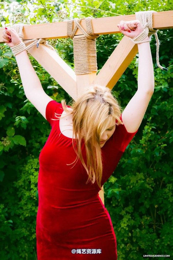 limitedaudience - 2014 bryony fuller alone on the cross 2 第 36 张图片