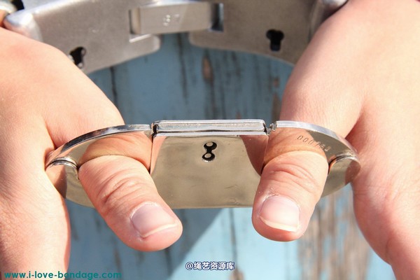 girlsinsteel - Cuffed at the playground 第 27 张图片