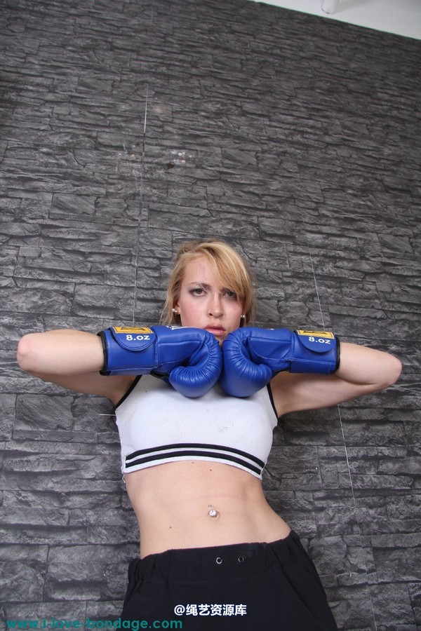 girlsinsteel - Cuffed in boxing gloves 第 17 张图片