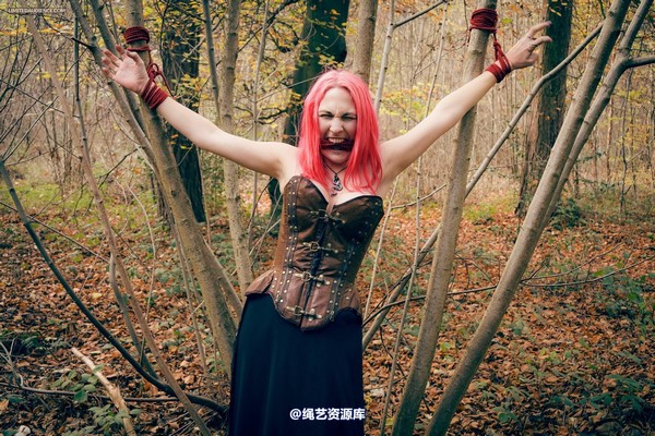 limitedaudience - 2014 elyssia hanging out in the woods 第 24 张图片