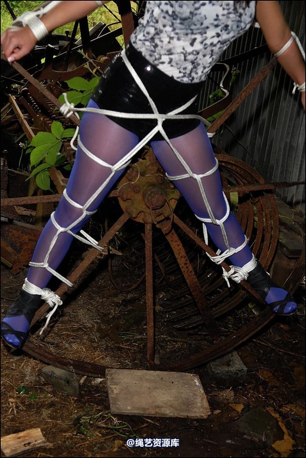 simplytied - Blue tights on old barn 第 18 张图片