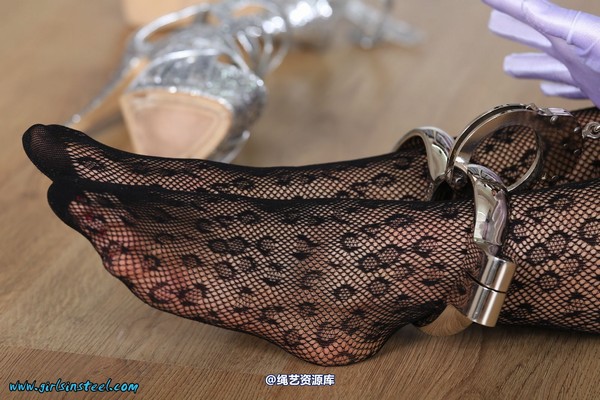 girlsinsteel - Lady in cuffs 第 42 张图片