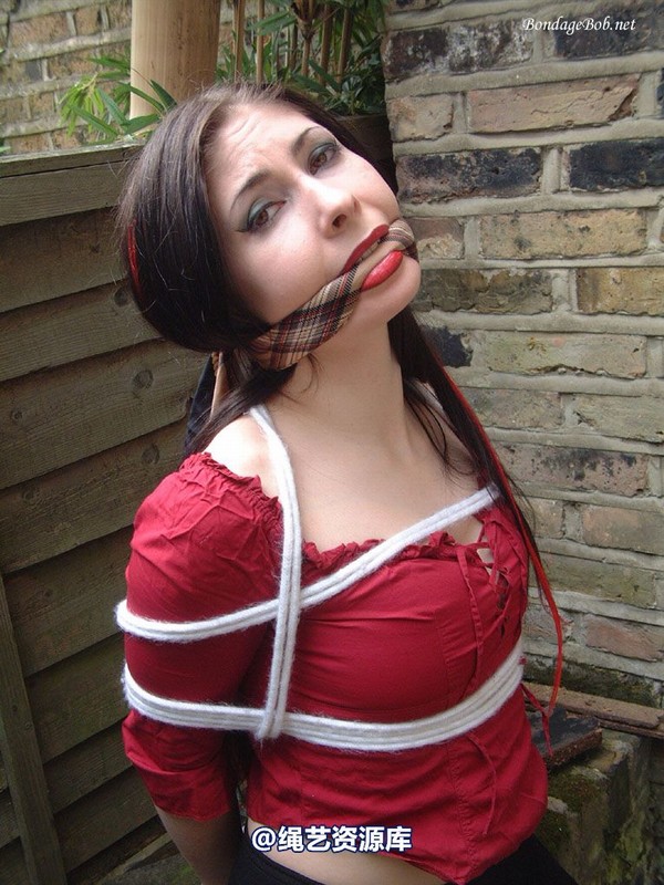 bondagebob - Lydia Tied Outdoors 第 20 张图片