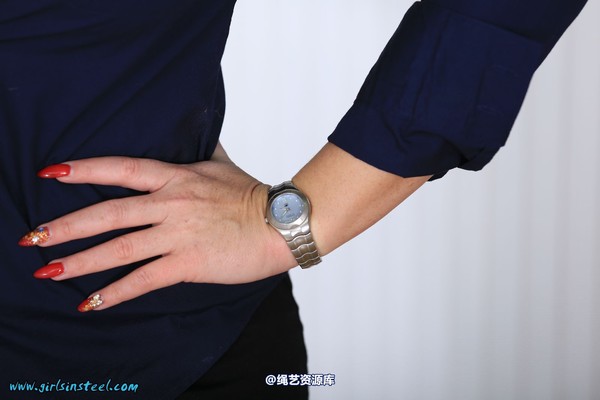 girlsinsteel - Police officer neckcuffed 第 17 张图片